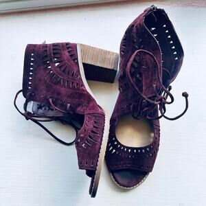 Vince Camuto size 9 burgundy Heels with ties‎